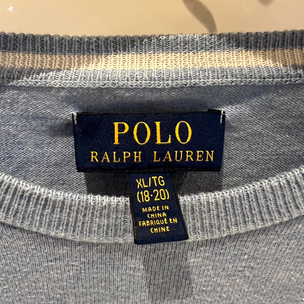 En stickad Polo Ralph Lauren tröja i storlek 170. Den ser inte använd ut och är i nyskick.   Nypris: 1499 kr Mitt pris: 499 kr  Plagget är köpt hos Kids Brand Store. . Stickat.