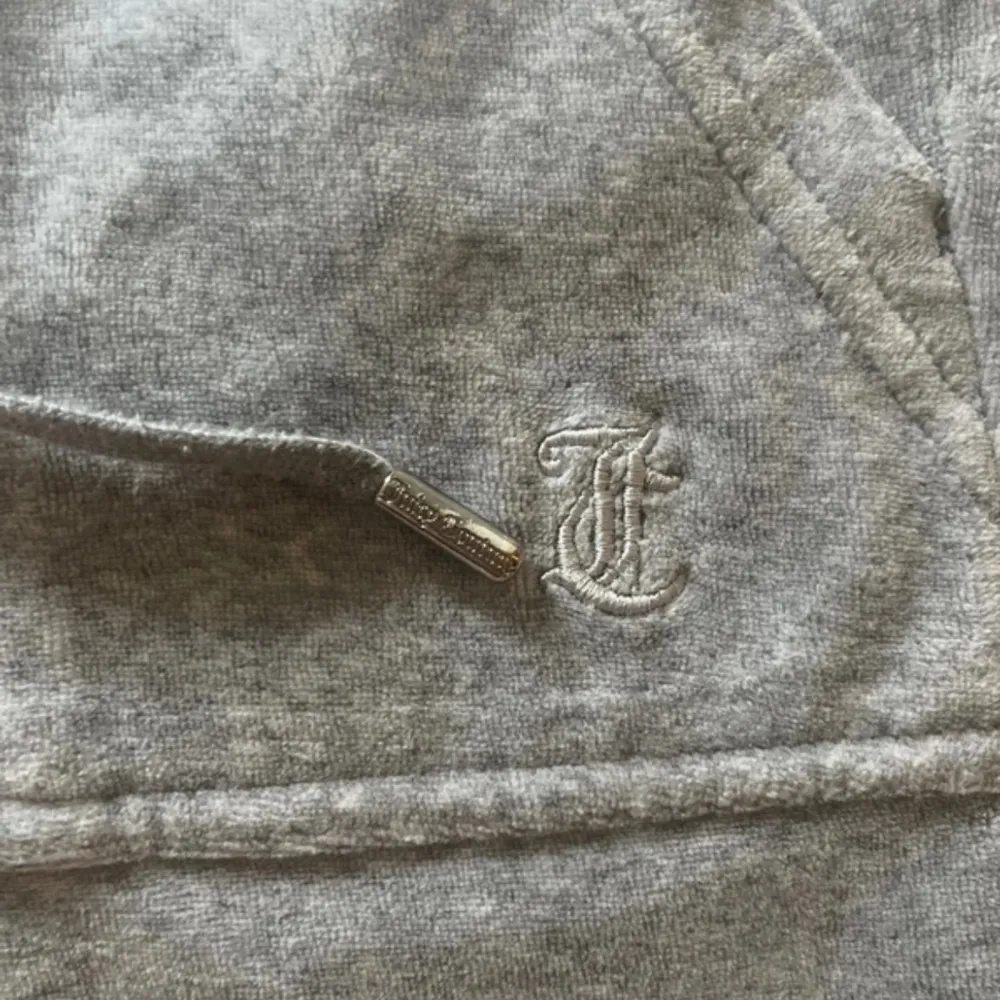 Grå juicy couture byxor i storlek XXS. De är i ett väldigt bra skick och är använda sparsamt. Köpta för 1200kr. Skriv för prisförslag! 😊. Jeans & Byxor.