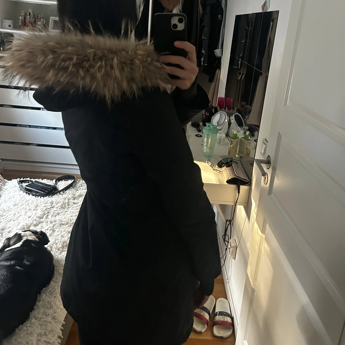 Svart parkajacka med pälsdetaljer - 93