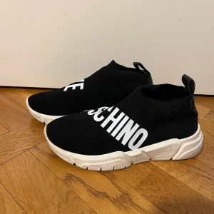 Svarta sneakers från Love Moschino - Snygga svarta sneakers från Love Moschino med vit text på ovansidan. De har en chunky vit sula och är i bra skick (har använts några gånger)🤍 