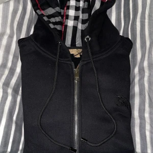 Burberry hoodie - Fin burberry hoodie helt nya fins två stycken en i st S och en i St m men passar både m och L. 
