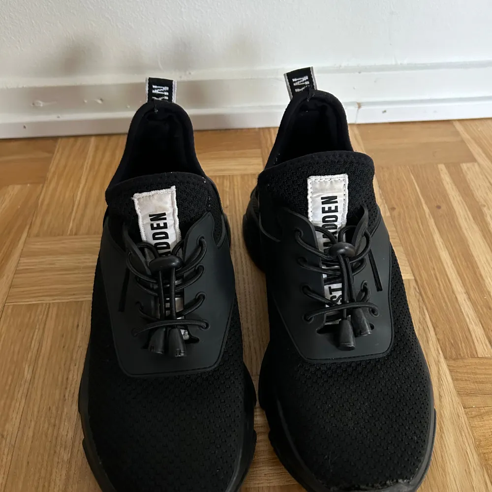 Snygga svarta sneakers från Steve Madden i mycket bra skick. De har en stilren design med snörning och en bekväm passform. Perfekta för både vardag och fest! 🖤. Skor.