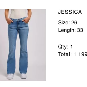 Super fina jeans från lee - Jätte fina jeans från lee med låg midja och utsvängda, en lite defekt på märket där bak men inget man tänker på, nypris 1199 kontakta mig för flera bilder 