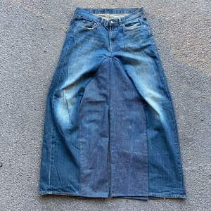 Handgjorda blåa baggy flared jeans inspirerad av JNCO baggy jeans.  Storlek 34/32 Midja: 42cm Längd: 107cm Benöppning: 38cm