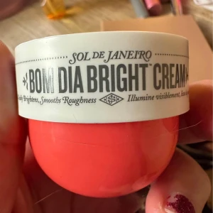 Bom Dia Bright Cream från Sol de Janeiro - En liten burk med Bom Dia Bright Cream från Sol de janiero, 25 ml . Perfekt o ha med sig i väska / ficka  Nr 40 . Finns i Åmål kan skickas Helt ny oöppnad 