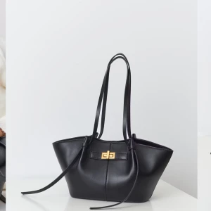 Svart axelväska från Gina Tricot - Väska från Gina Tricot med lappen kvar. Modellen midi long strax bag som är helt slutsåld. Säljer då jag köpte båda färgerna men bestämde mig för att behålla en. Säljer om jag får ett bra pris för den☺️