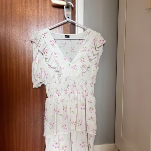 Fin vit klänning med små blommor på - Bra skick, använt 1 gång vilket var på skolavslutning