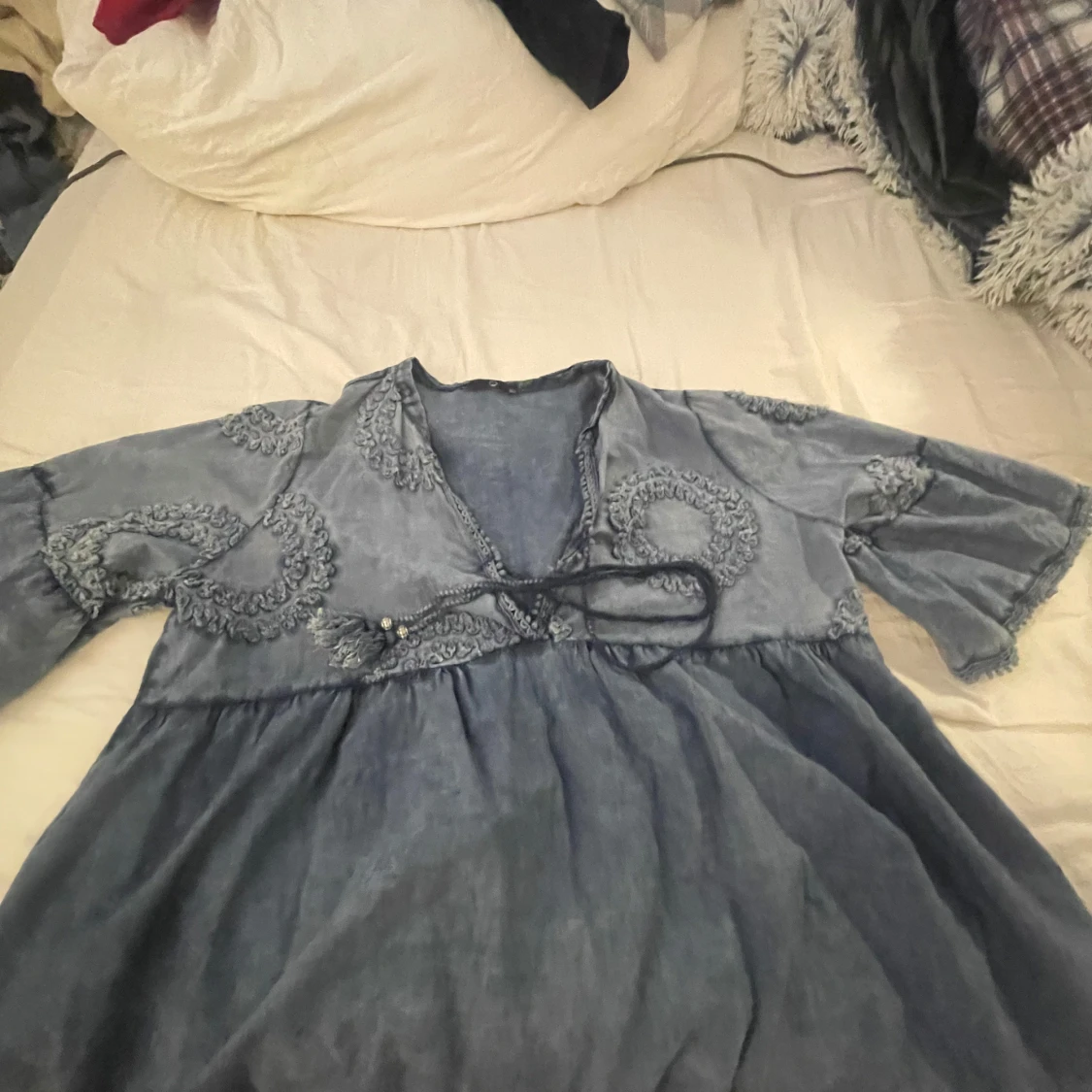 Blå tröja med broderade detaljer - 90