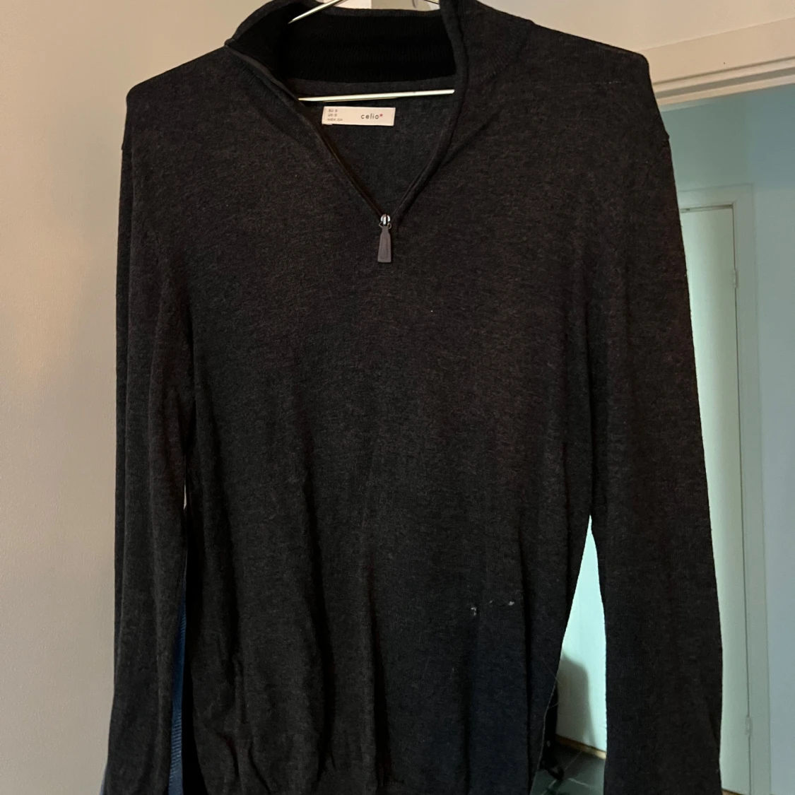 Svart långärmad tröja med dragkedja