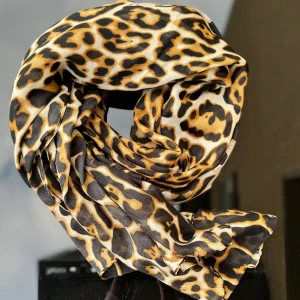 Leopardmönstrad tunn halsduk / sjal - Säljer en supercool leopardmönstrad halsduk / sjal.  Perfekt för att ge din outfit en vild touch. Den är mjuk och lätt, vilket gör den idealisk för alla årstider. Ett måste för alla som älskar djurmönster! Hämtas på Hägerstensåsen eller ök 🤎