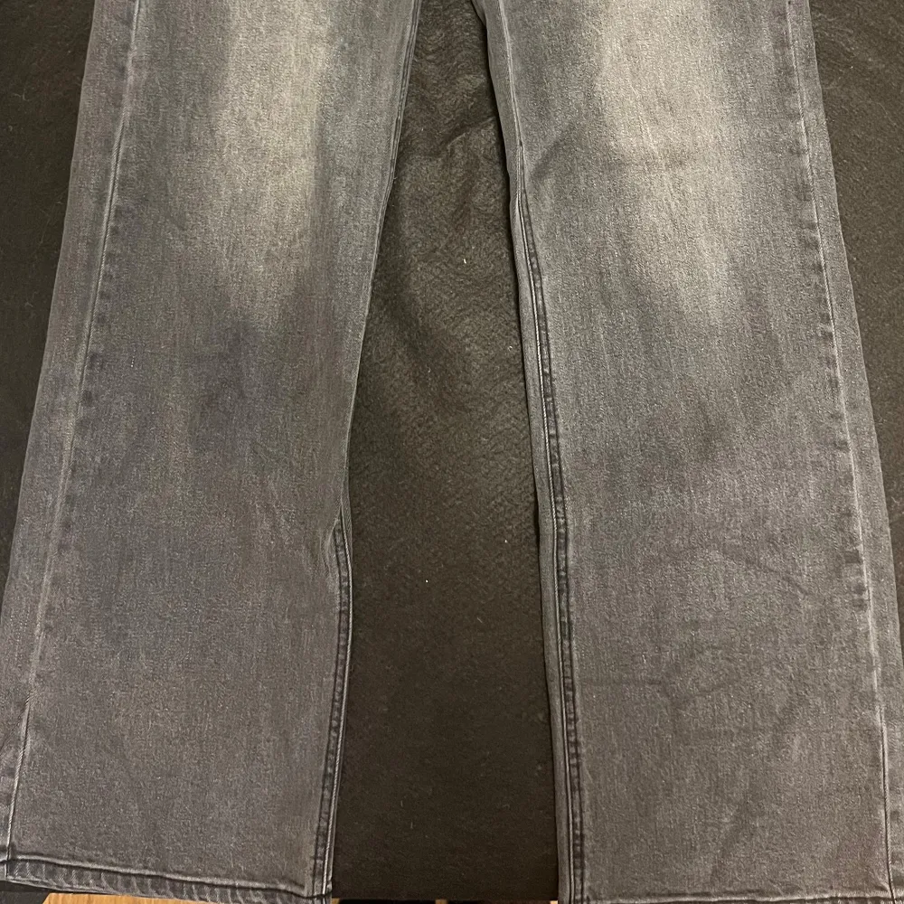 Säljer dessa Pernilla Wahlgren straight jeans i mörkgrå färg. De är mid Waist. Jätte snygga men är för stora på mig. . Farkut & Housut.
