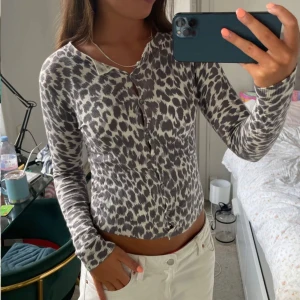 Skitsnygg kofta - Skitsnygg kofta med leopard mönster! Passar storlekar mellan xxs-M 💓 kom med prisförslag !💓