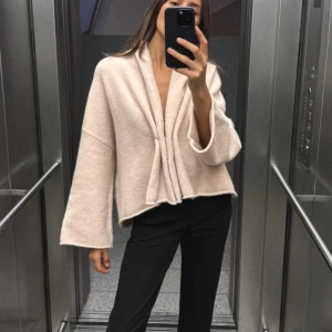 Stickad kofta  - En så fin stickad kofta från zara. Den är helt ny med prislappen kvar. Den har en guld detalj som ett spänne ❤️