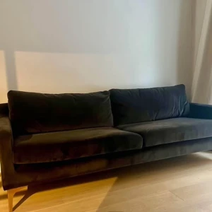 Sammet soffa - Pris går att diskutera vid snabb affär. Höjd 83cm/ Bredd 218/Djup 89cm 