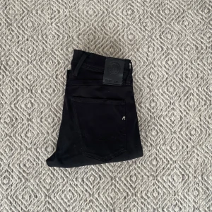 Replay Anbass jeans  - Säljer dessa svarta jeans från Replay i modellen anbass. Jeansen är helt nya men har inga lappar kvar. Det är storlek W29/L32. Vid minsta fundering är det bara att höra av sig👍