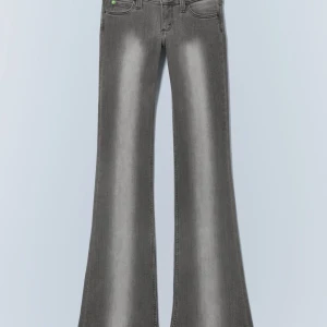 Grå weekday jeans - Jag är inte helt säker om jag vill behålla . Tagit bort lappen men de är lite för små. Storlek 24/30. Slutsålda på hemsidan så är osäker om pris, skriv innan köp oxh öppen för prisförslag.  BOOTY BEI LOW WAIST SKINNY BOOTCUT i dyster grey.