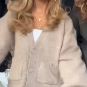 Beige kofta med fickor💖💖☺️ - Mysig beige kofta med stora knappar och praktiska fickor framtill. Perfekt för kyliga dagar och ger en avslappnad look💖💖exakt den som filli har😝😝