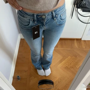 Low bootcut jeans ltb - Snygga low waist jeans från ltb i modellen valarie. De är aldrig använda och har prislapp kvar. Helt slutsålda överallt. 