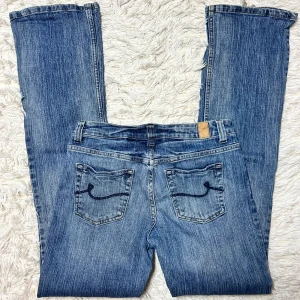 Lågmidjade bootcut jeans vintage - Vintage lågmidjade bootcut jeans. Storlek ”3/4” skulle säga att detta motsvarar en stor s eller en m. Innerbenslängd:85 midjemått:38 stretch till 40. Har inga bilder på då de är för stora. Köp sker via köp nu, jag postar inom 24h. Kvar tills markerad såld. 