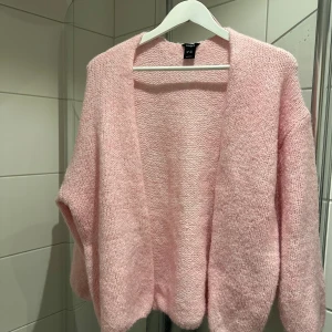 Rosa stickad kofta från Lindex - Mysig rosa stickad kofta från Lindex 💗
