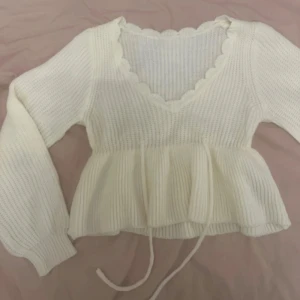 Vit stickad blus - Så söt vit tunn stickad blus med v-ringning och volanger i helt nytt skick!🤍