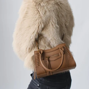 Brun handväska  - Denna väska passar perfekt både som handväska och axelremsväska, och den justerbara remmen ingår såklart! Väskan är helt ny och aldrig använd, plast och plomber sitter fortfarande kvar. Jag köpte för 400kr i butiken men har bestämt mig att sälja vidare för endast 250kr. 💛