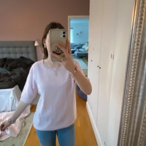 Ljusrosa tröja från Davida - Säljer en ljusrosa tröja från Davida i storlek M. Tröjan har en rund halsringning och är tillverkad i kashmir. Original pris 3000kr, köpt för 2000kr men säljer för 1000kr + 50kr frakt