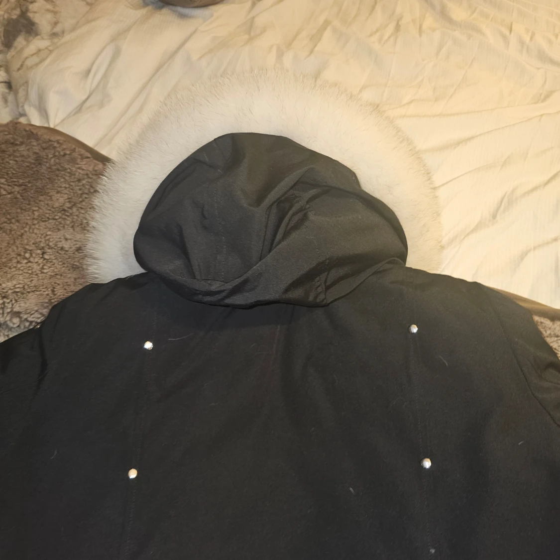 Svart dunjacka med pälsdetaljer - 91