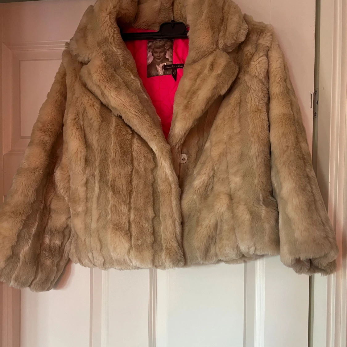 Beige pälsjacka sååå finnn