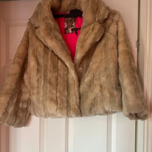 Beige pälsjacka sååå finnn - Säljer en lyxig beige pälsjacka från Mon Amie så så fin och aldrig använd