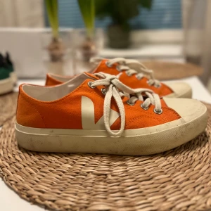 Veja snekers - Säljer nu mina Snygga orange snekers från veja, inköps för 1399:-. Är som nya inuti, har använt dom fåtal gånger men inte tvättade eller så där av priset. Hör av dig om du vill ha fler bilder eller liknande!😍