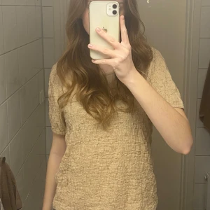 Fin topp - Fin blus, nästan oanvänd, i beige och strl xs 🤍