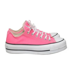 Rosa Converse All Star sneakers - Snygga neon rosa Converse All Star sneakers med klassisk vit sula fast den är högre än vanligt och därav lite tyngre. Köpta från sellpy men är i fel strl för mig, så ej använda av mig🙌🏼unika och coola skor passar till både utgång och vardags 🩷🩷Strl 38
