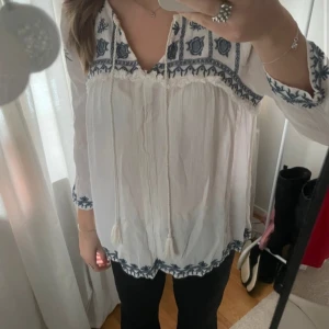 Vitt blå blus - Jätte fin blus jag köpte på Plick, vet därför inte vart den är ifrån🌟