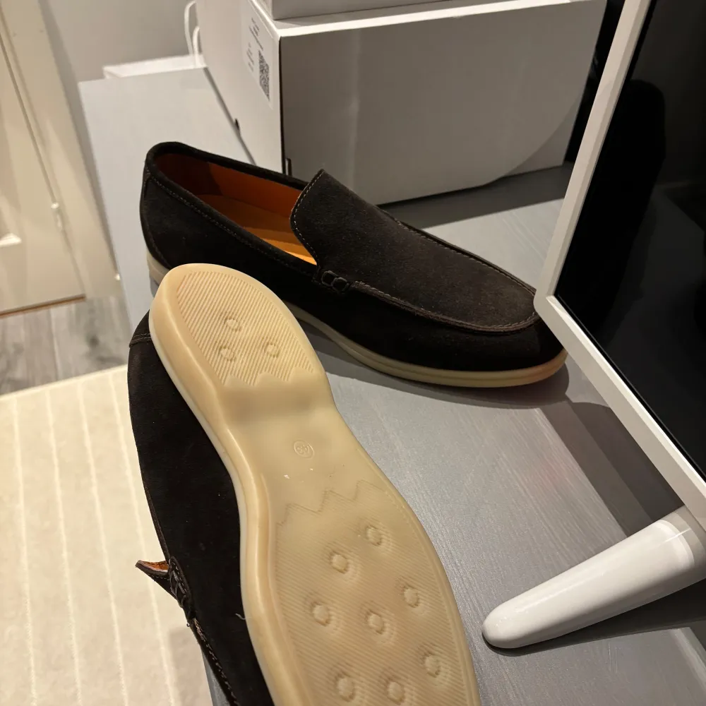 Snygga bruna loafers i mocka från märket barbosa. Perfekta för en avslappnad men ändå elegant look. Storlek 43 men sitter mer som 44/45. Skorna är inte använda en enda gång då dom är för stora för mig!. Kengät.