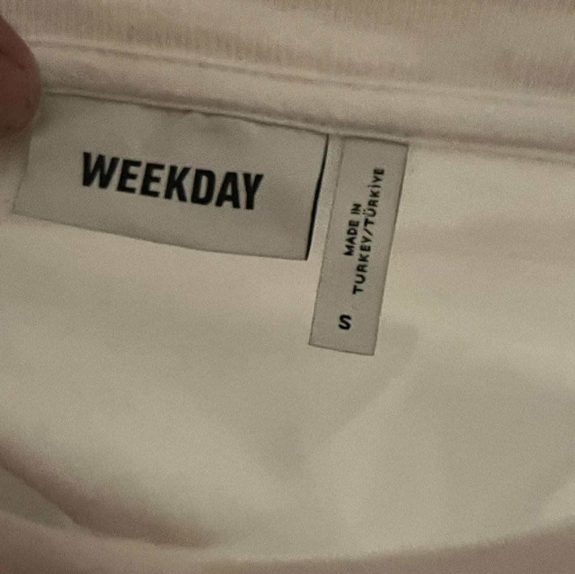 Vit t-shirt med smiley från Weekday - 92