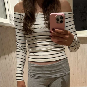 Randig tröja - Snyggaste tröjan från Gina Tricot i jätte bra skick, använd fåtam gånger. Storlek Xs men passar S också!!💕💕