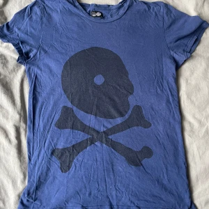 Cheap Monday tröja - Fin marinblå cheap monday t-shirt! köpt second hand så inte helt perfekt. Står storlek S men skulle själv sagt M.