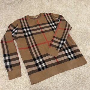 Burberry tröja  - Säljer en snygg Burberry tröja som jag fick i julklapp, den är använd ett väldigt fåtal gånger och är i mycket bra skick. Storlek M men kan även passa dig som har S. Skriv för intresse! 