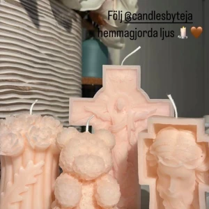 Handgjorda ljus i olika former - Unika handgjorda ljus i form av nallebjörnar, kors och blommor. Ljusen finns i mjuka pastellfärger som rosa och vitt. Perfekta som dekorativa detaljer i hemmet eller som gåvor.
