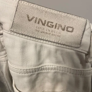 Vita lågmidjade utsvängda jeans - Hej! Säljer mina vita lågmidjade jeans som är utsvängda. (Skrynkliga men går att stryka) de sitter perfekt om man gillar jeans som sitter tajtare. Passar mig som har storlek XS i byxor/ w25/w26. Byxorna passar dig som är 150-160 cm lång! Hör av er vid fler frågor! Priset kan diskuteras💕💕( finns en liten defekt om ni är intresserade så hör av er)
