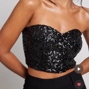 Glitter korsettopp - Säljer denna jättesnygga glittriga korsettopp ifrån Nakd i storlek Small. Säljer då den endast kommit till användning 1 gång, Materialet är även stretchigt. Slutsåld på hemsidan.