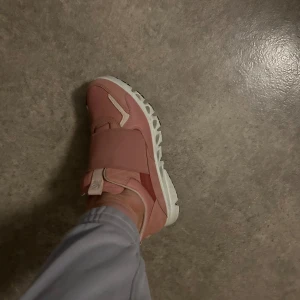 Ecco Rosa sneakers med vit sula - Snygga rosa sneakers med en bred rem över foten och vit sula. Perfekta för en avslappnad stil.