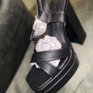 Svarta sandaler med hög klack - Snygga svarta sandaler med hög klack och platåsula. De har breda remmar och en öppen tådesign, perfekt för en stilren look.