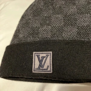 Louis Vuitton mössa äkta - I mycket fint skick, använd ett par gånger, super fin!