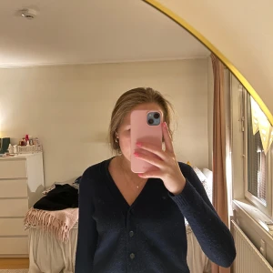 Mörkblå kofta från Zara - Säljer denna mörkblå v ringade koftan från Zara som passar till typ allt! Den ser lite nopprig ut på bilderna men det fixar jag innan jag skickar iväg den så att den ser nyare ut! 