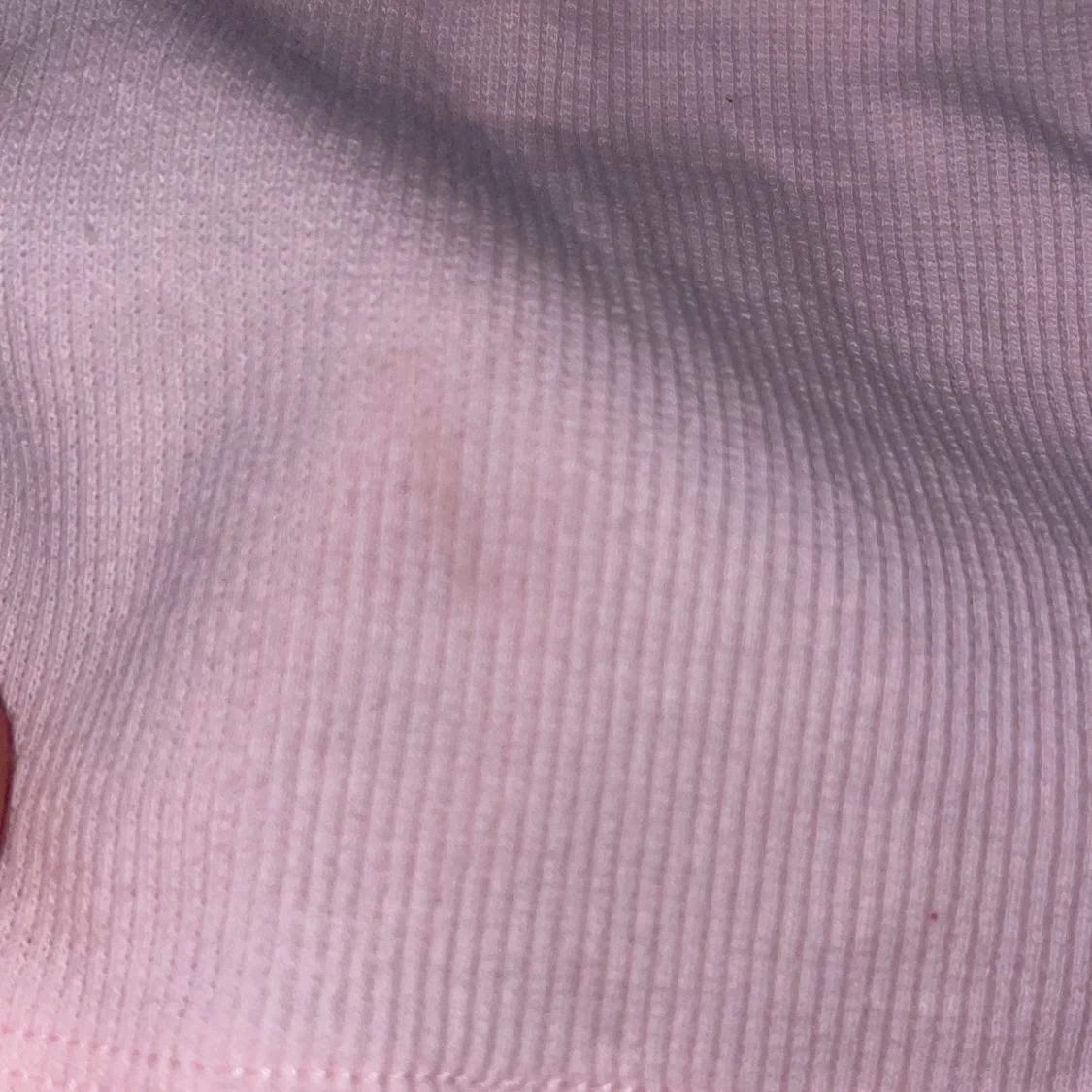 Rosa ribbad linnetopp med spetsdetaljer - 93