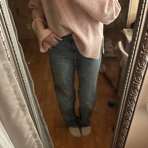 Blå jeans från Bershka - Snygga blå jeans från Bershka i en klassisk straight fit. Perfekta för en avslappnad look. Tillverkade i denim med en bekväm passform. Lite långa på mig som är 168cm (se bild). Använda endast ett fåtal gånger och är i bra skick. Köpta på Zalando. Pris går att diskutera.