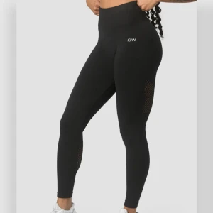 Träningstights  - QUEEN MESH SEAMLESS TIGHTS BLACK- Från Icaniwill. Träningstights med hög midja och meshdetaljer. Oanvända och helt som nya!Skriv för fler bilder🥰