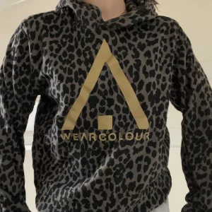snygg hoodie  - snygg hoodie med leopard print i grön🤍